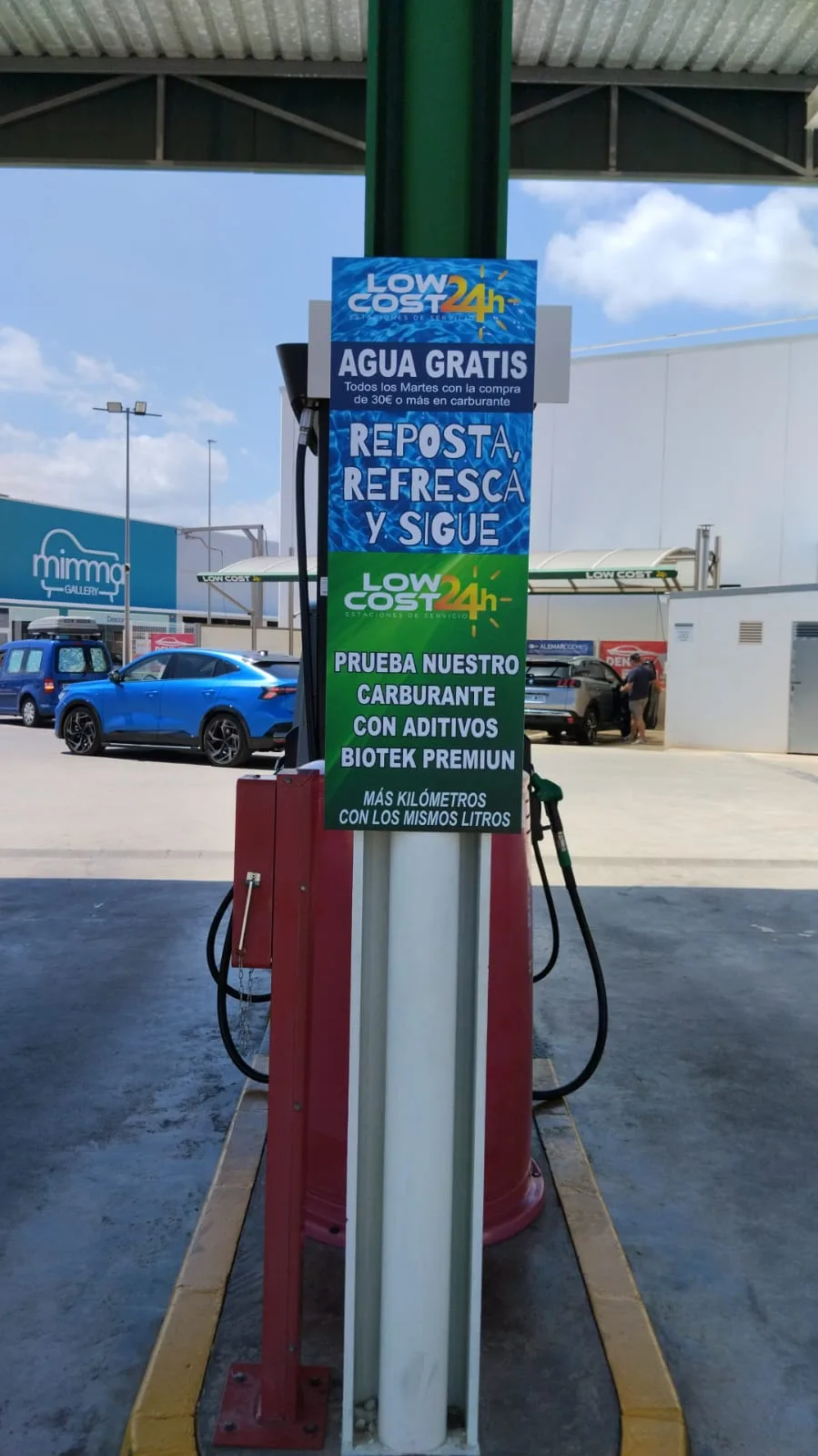 Cartel de carburante con aditivos Biotek Premium en el surtidor