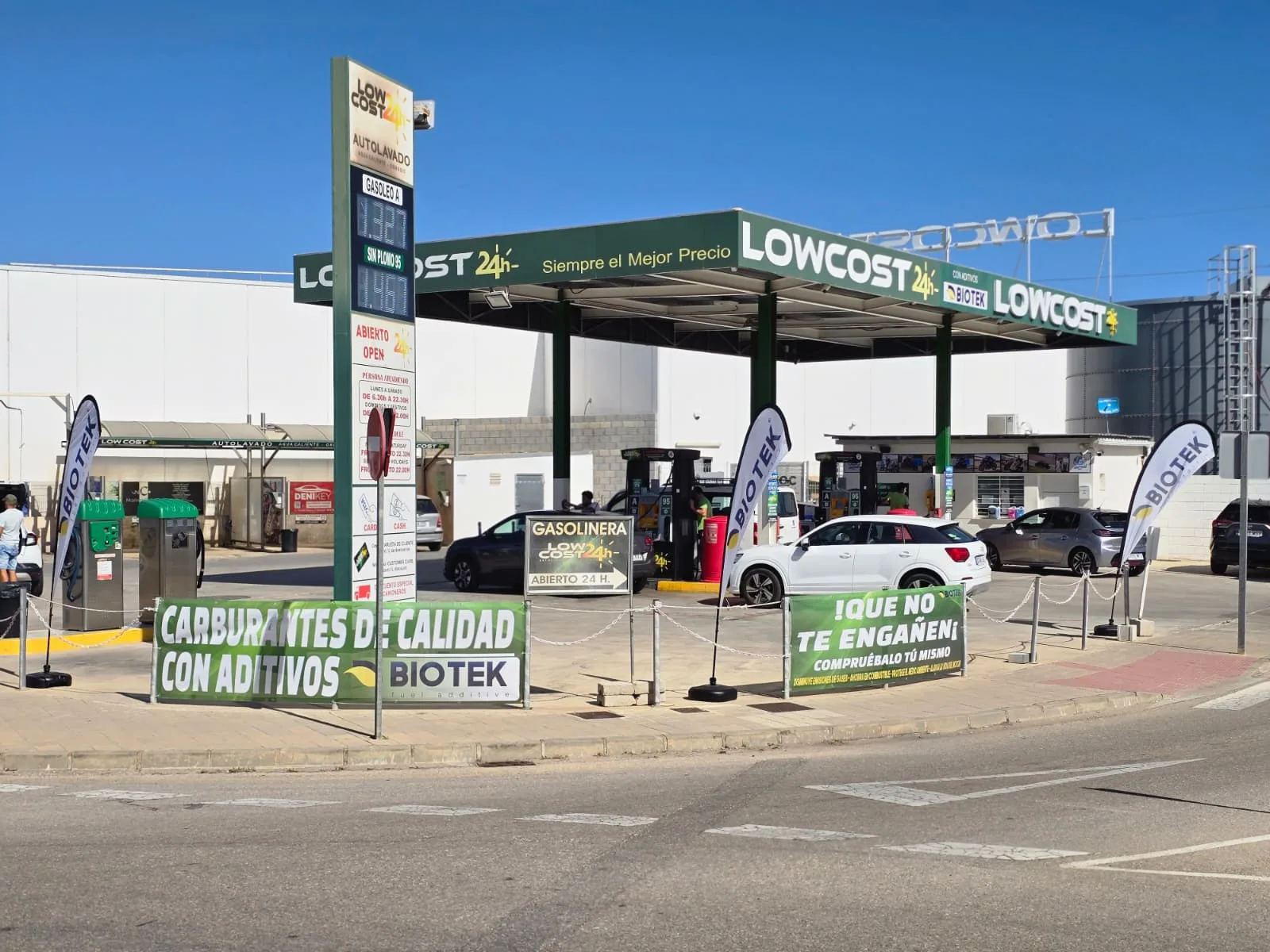 Vista exterior de la gasolinera Low Cost 24h Ondara con cartelería Biotek