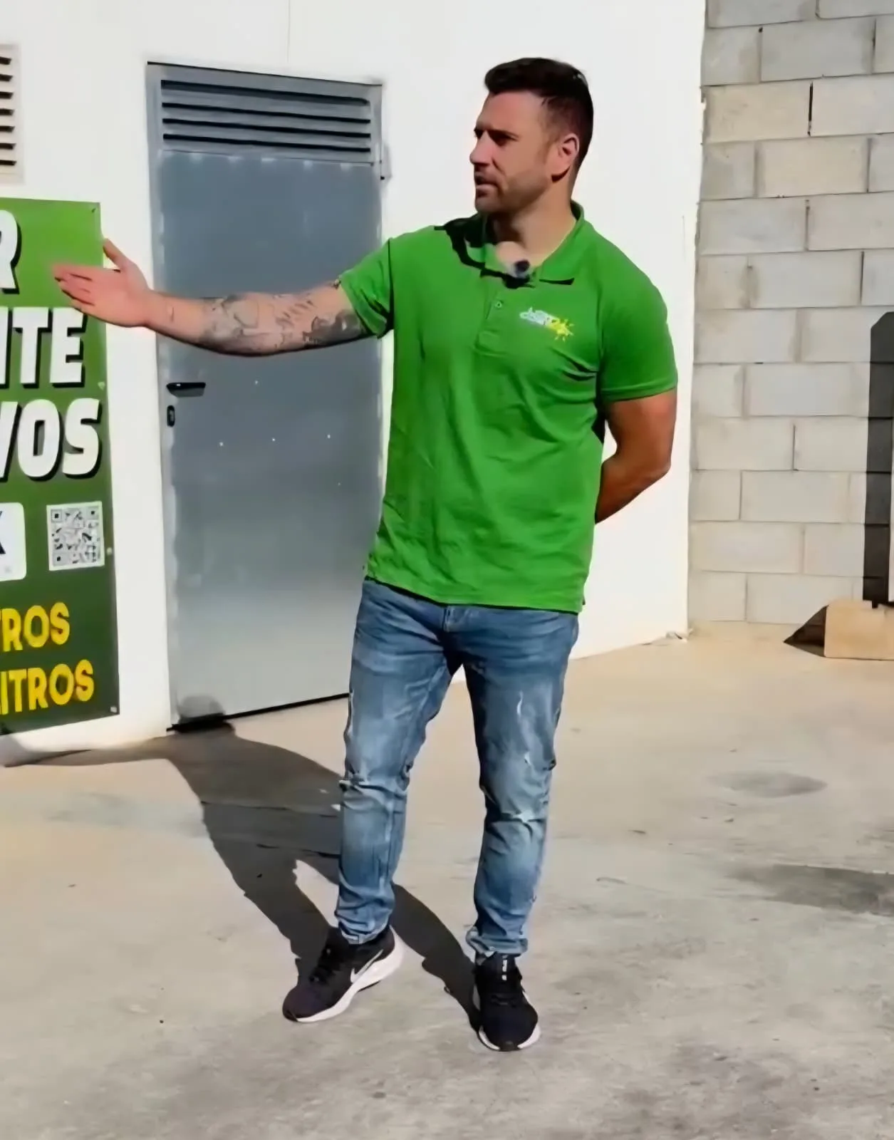 Personal de Low Cost 24h Ondara explicando servicios